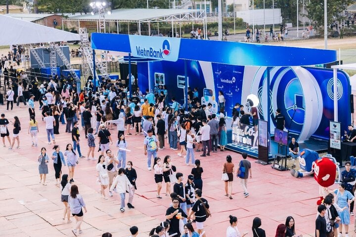 El público experimenta productos digitales en el stand de VietinBank.