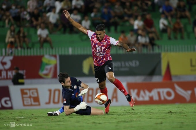 Van Lam bloqueó el regate de un jugador de Ho Chi Minh City en la ronda 14 de la V-League 2023-2024. Foto: Cao Toan