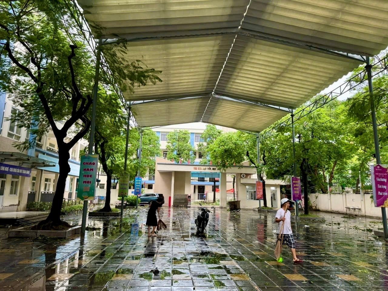 Les écoles de Hanoi surmontent les conséquences de la tempête n°3, pour accueillir à nouveau les élèves le 9 septembre.