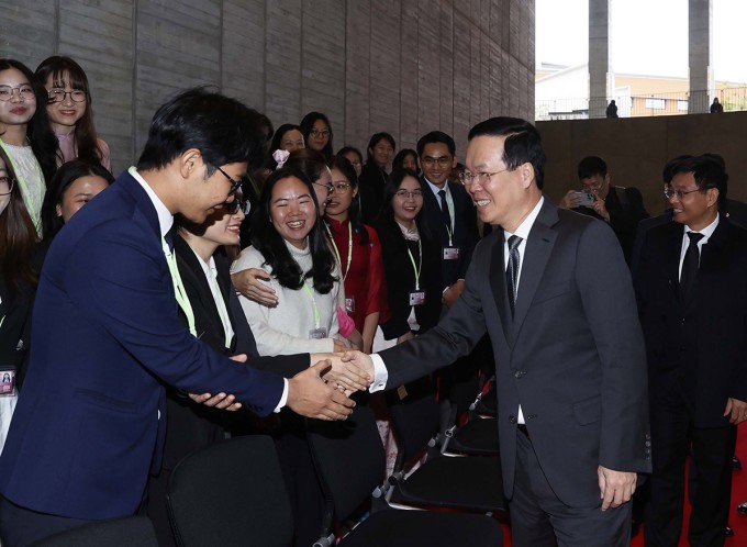 Le président Vo Van Thuong avec des étudiants vietnamiens étudiant à l'Université de Kyushu. Photo : VNA