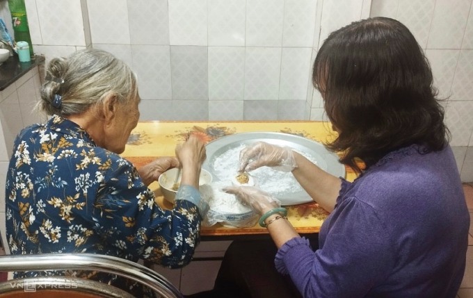 Chị Hồng Thắm, ở Cổ Nhuế, quận Bắc Từ Liêm, từ chiều hôm 10/4 đã đặt hai cân bột kèm nhân đỗ và đường về nặn bánh trôi, bánh chay cùng nhà hàng xóm. Ảnh: Nhân vật cung cấp