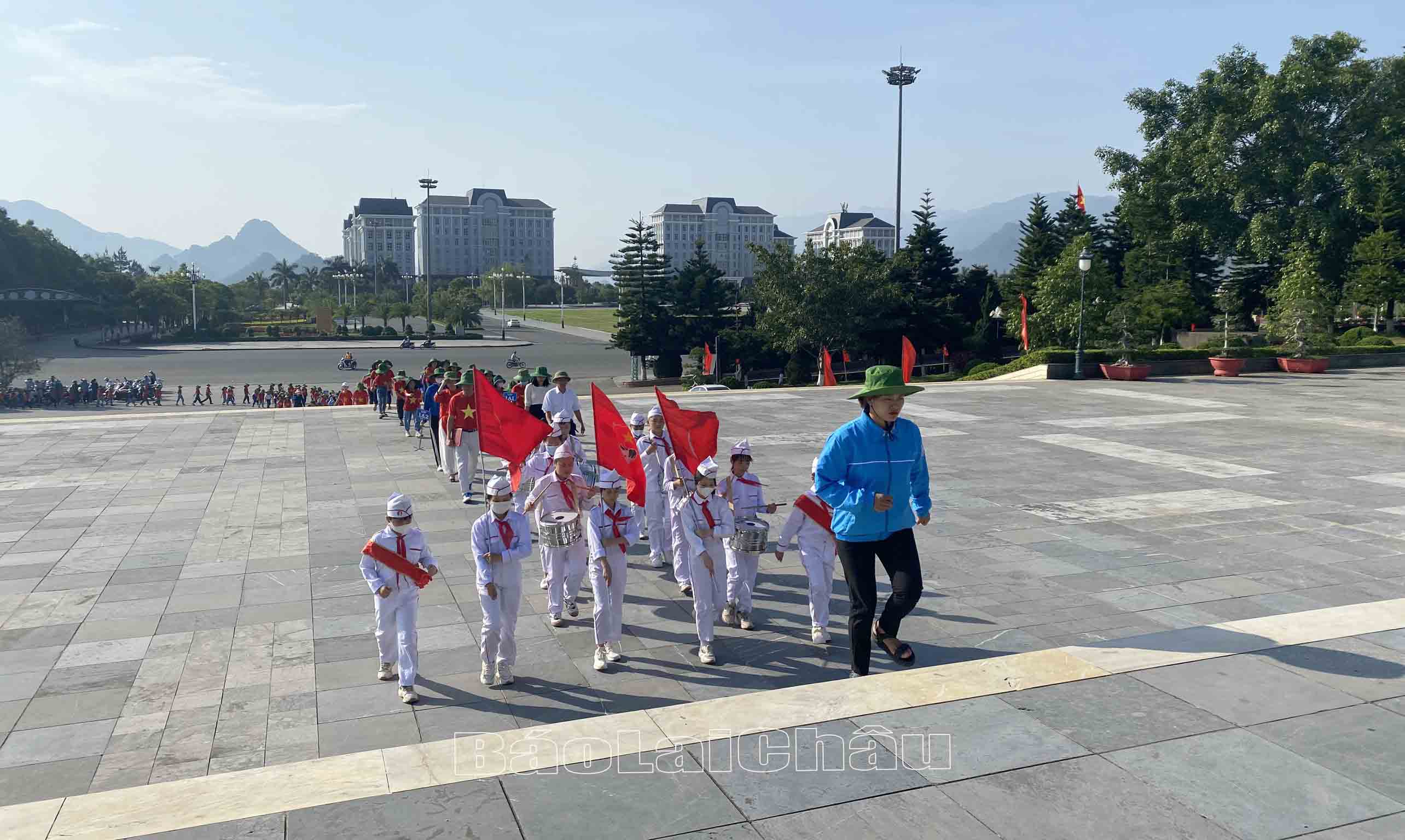 Tập thể thầy và trò nhà trường tham gia báo công.