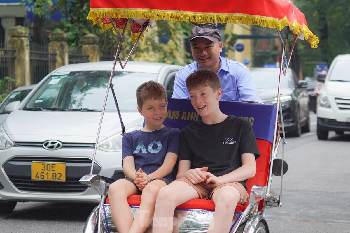 Tourists enjoy the first cold wind of the season in Hanoi photo 10