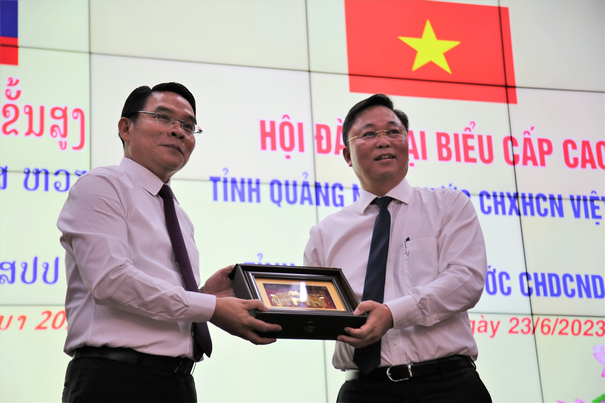 Chairman of the Provincial People's Committee Le Tri Thanh presented gifts to comrade