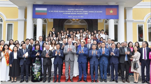 El presidente de la Asamblea Nacional de Bulgaria habla en la Universidad Nacional de Hanoi y visita el jardín de infancia de alta calidad Viet-Bun