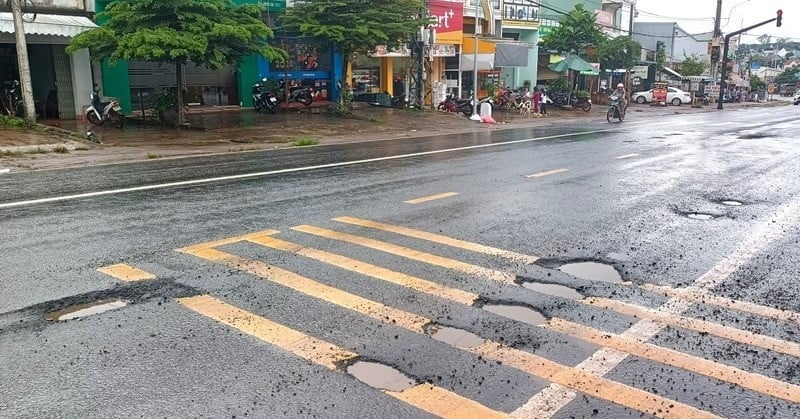 Mặt đường vừa thảm nhựa đã chi chít ‘ổ gà’, tiềm ẩn nguy cơ tai nạn