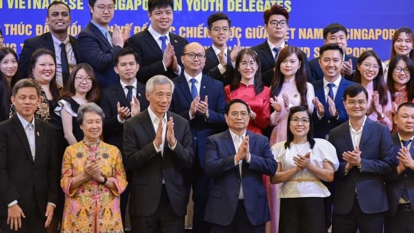 Vietnam-Singapore Prime Ministers hold dialogue with young leaders of the two countries