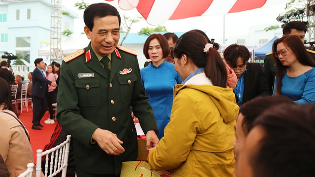 General Phan Van Giang visits and wishes a happy new year in Nam Dinh province