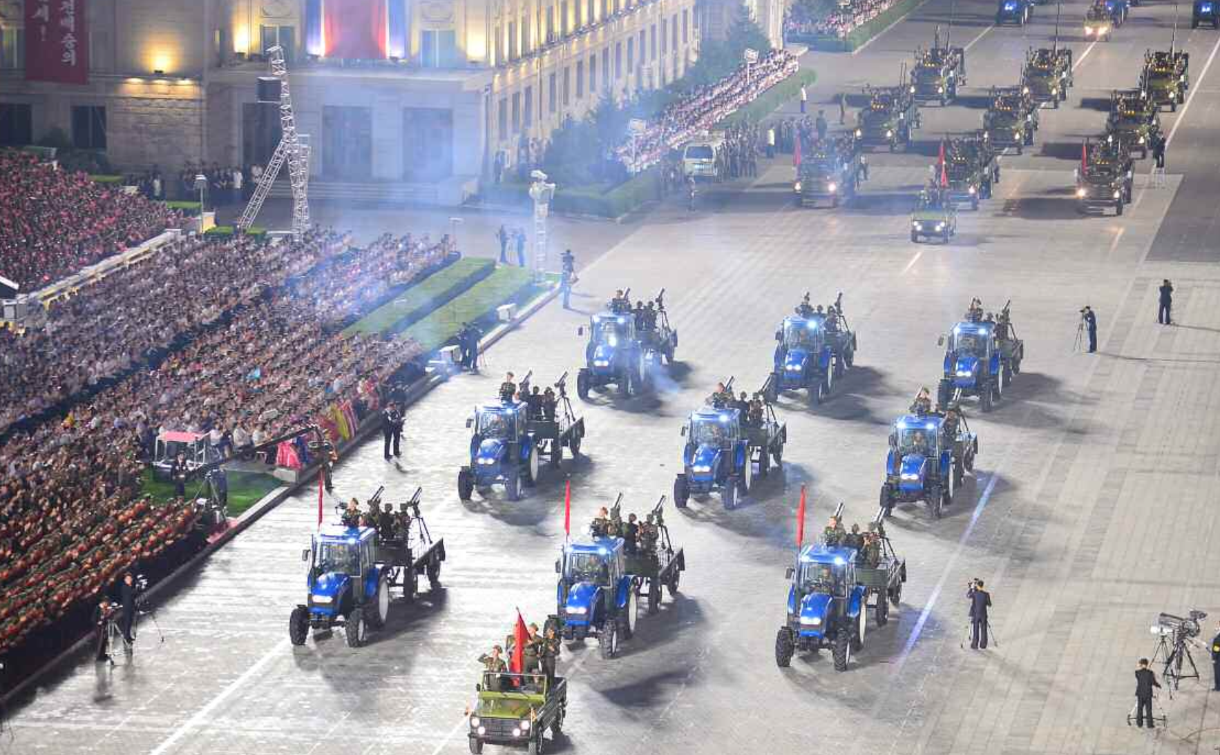 World - Mr. Kim Jong Un and his daughter attend the parade celebrating North Korea's national day (Photo 6).