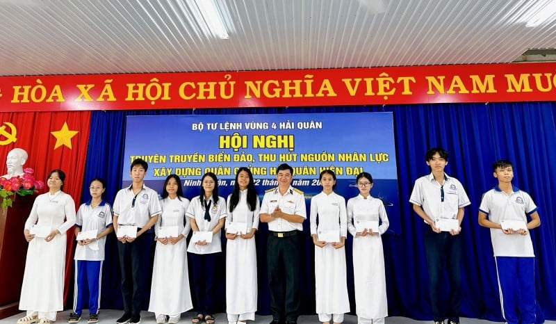 Vùng 4 Hải quân đưa thông tin về biển, đảo đến với các em học sinh tỉnh Ninh Thuận