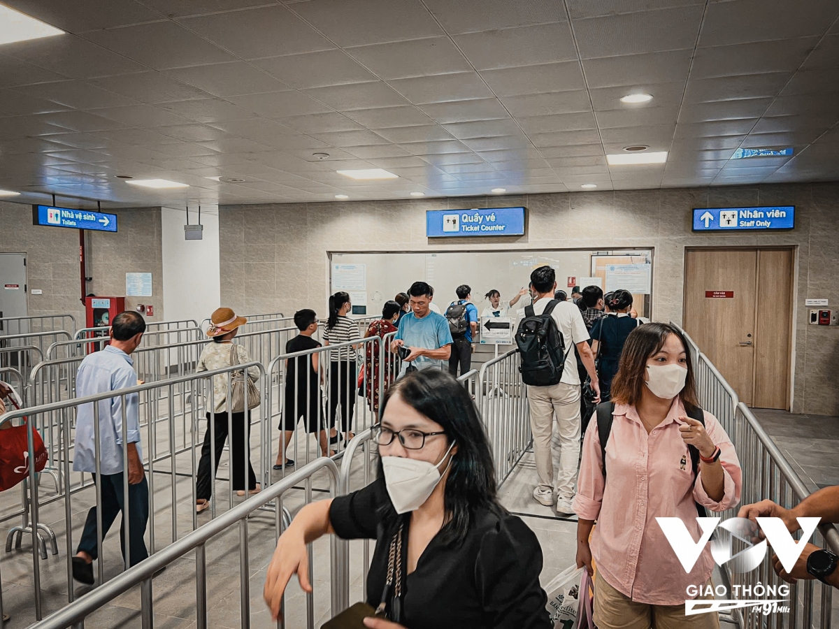 het mien phi, metro nhon ga ha noi van thu hut hanh khach hinh anh 1