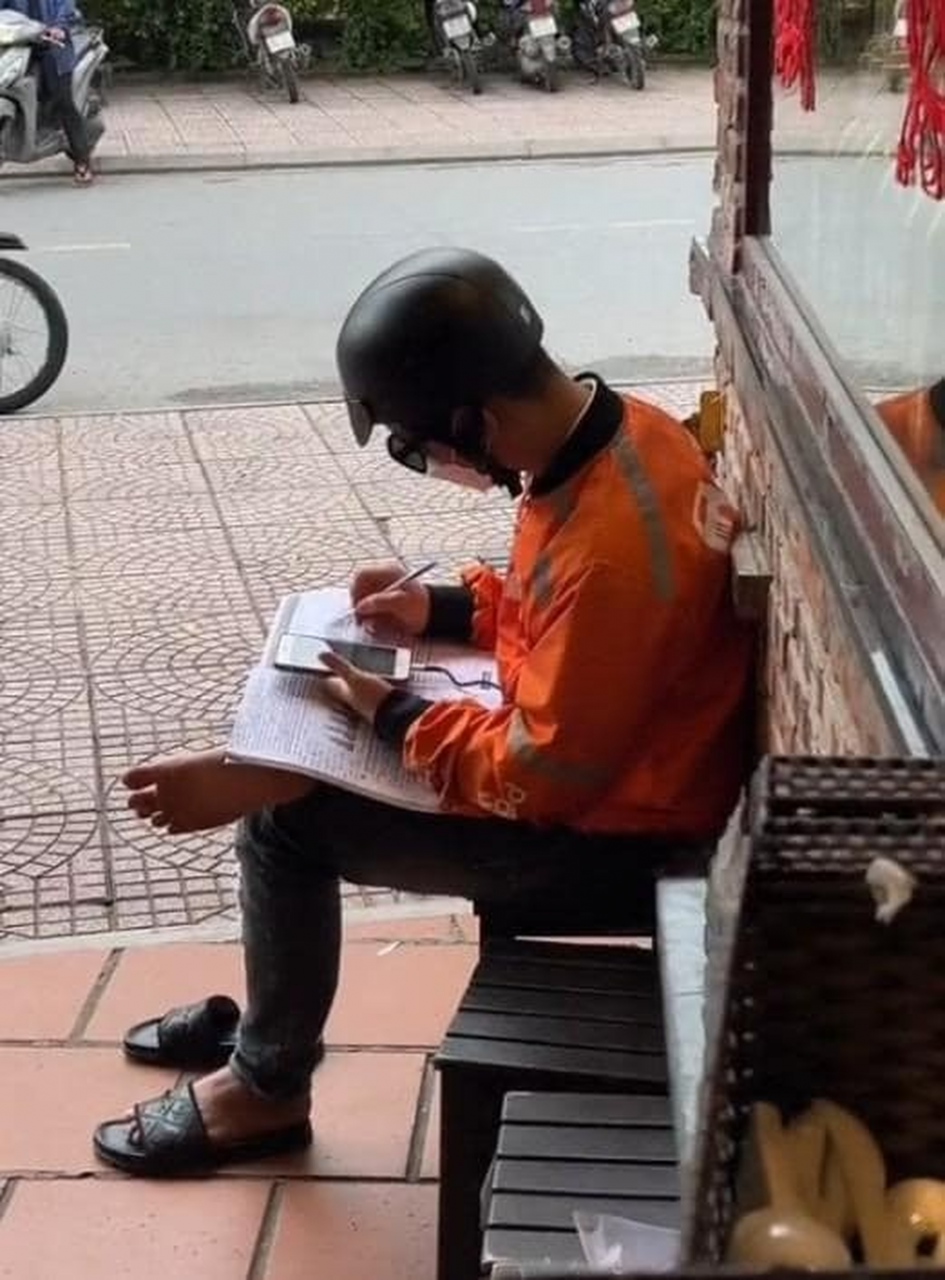 นักศึกษาขยันเรียนภาษาอังกฤษระหว่างรอรับส่งลูก - 1 Nam sinh đại học cần mẫn học tiếng Anh trong khi chờ giao hàng - 1