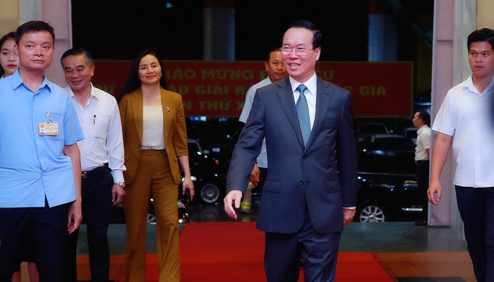 President Vo Van Thuong attends the 17th National Press Awards ceremony in 2022