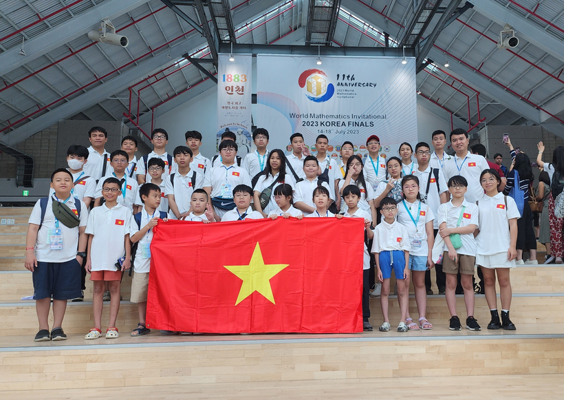 La delegación de estudiantes vietnamitas que participó en el Concurso Internacional de Matemáticas WMI 2023 ganó excelentes premios.