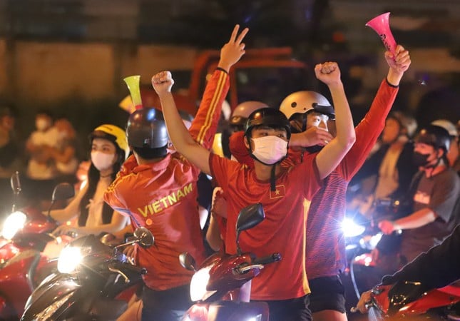 ホーチミン市のファンが「超暑い」夜通し祝う様々な方法（写真7）
