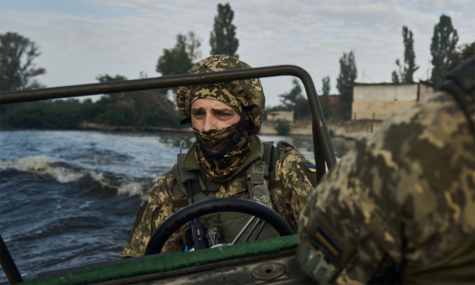 Binh sĩ Ukraine vượt sông Dnieper tháng 12/2023. Ảnh: OPU