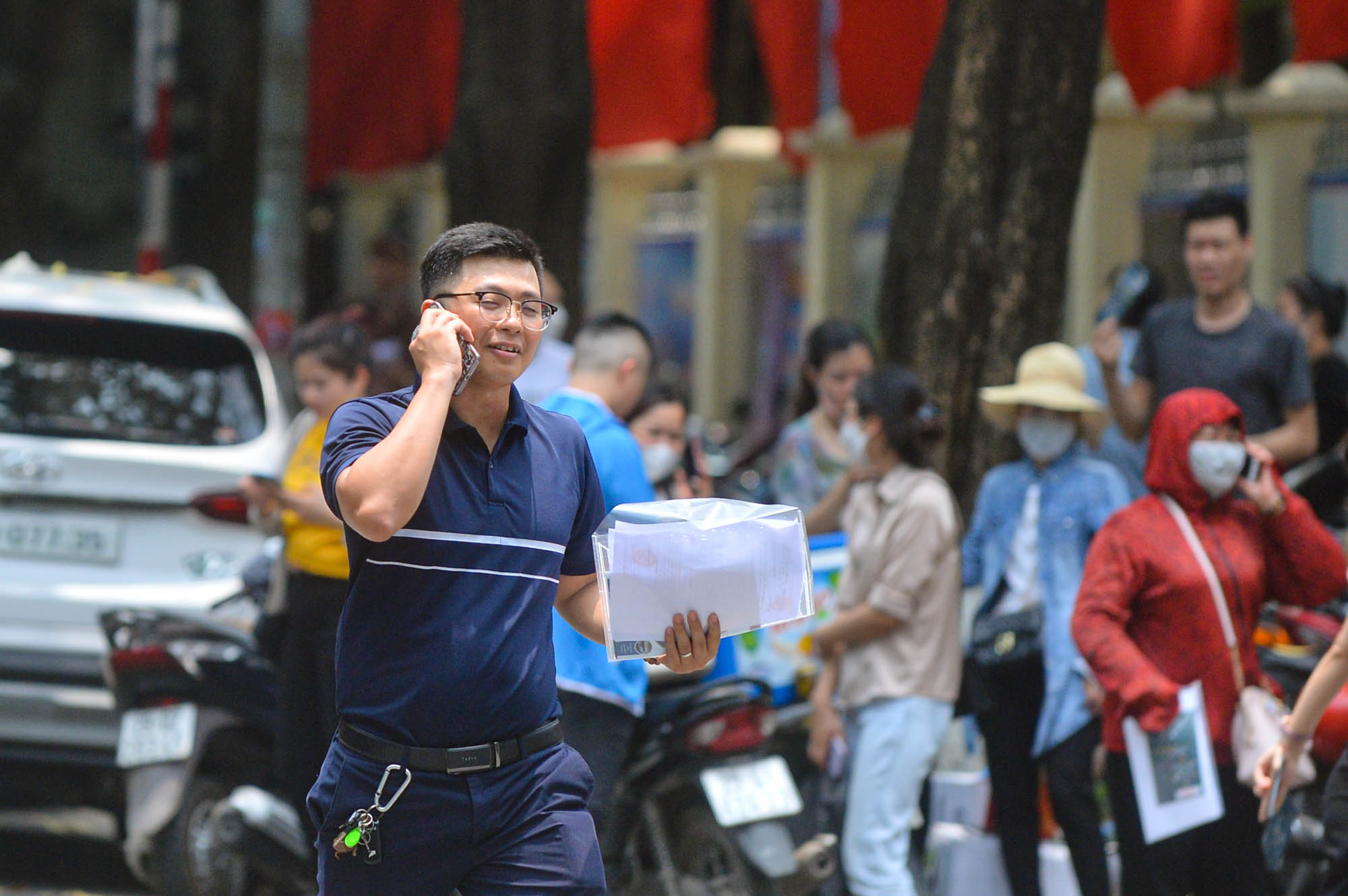 Nhiều người đi ô tô đến bốc thăm mua nhà ở xã hội - Ảnh 6.