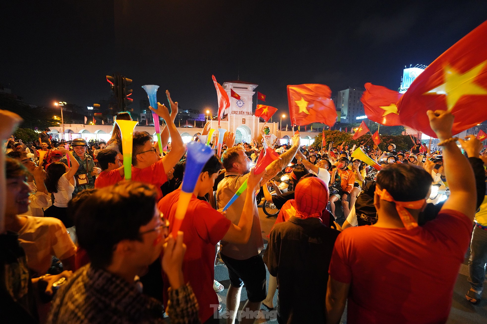 Ho Chi Minh City fans dye Ben Thanh market and central streets red photo 10