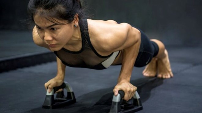 5 ejercicios efectivos con barra de flexiones en casa