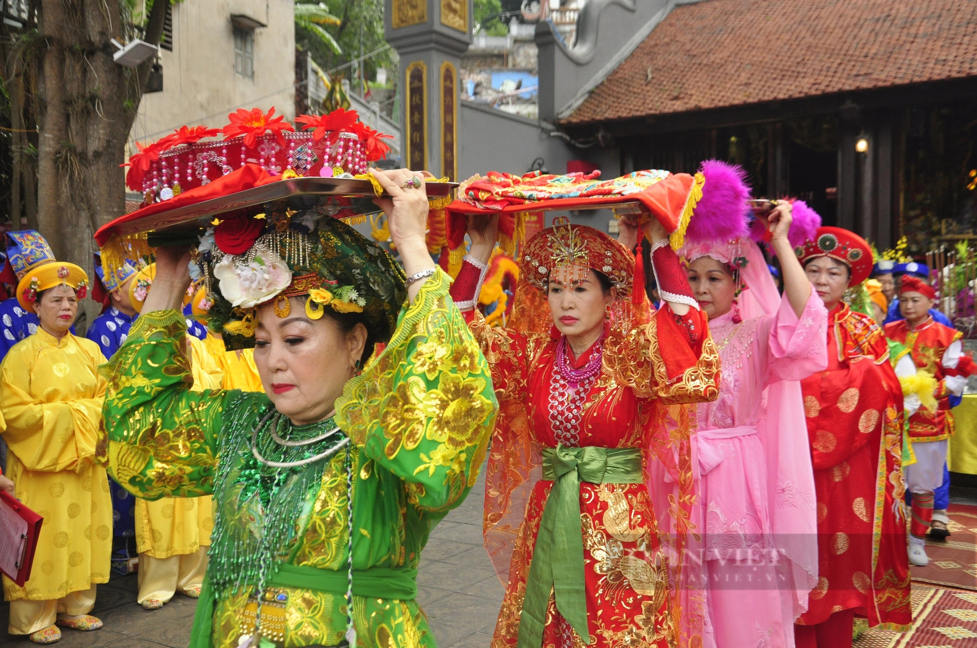 Theo chân đoàn rước Đức Ông Trần Quốc Nghiễn vi hành cung đường ngắm hoàng hôn đẹp nhất Hạ Long- Ảnh 3.
