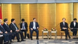 El primer ministro Pham Minh Chinh recibe al presidente de la Alianza Parlamentaria de Amistad Japón-Vietnam y al alcalde de Tokio