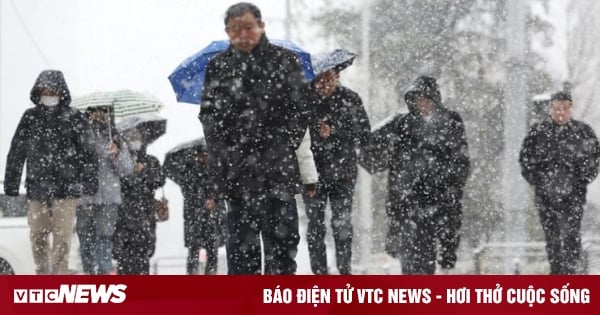 Record snowfall blankets South Korean capital