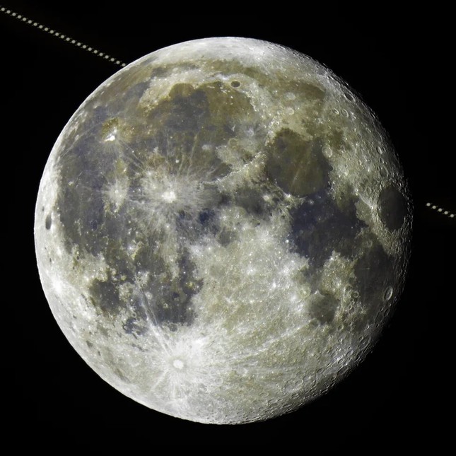 Momento único: la superluna azul se traga a Saturno (foto 1)