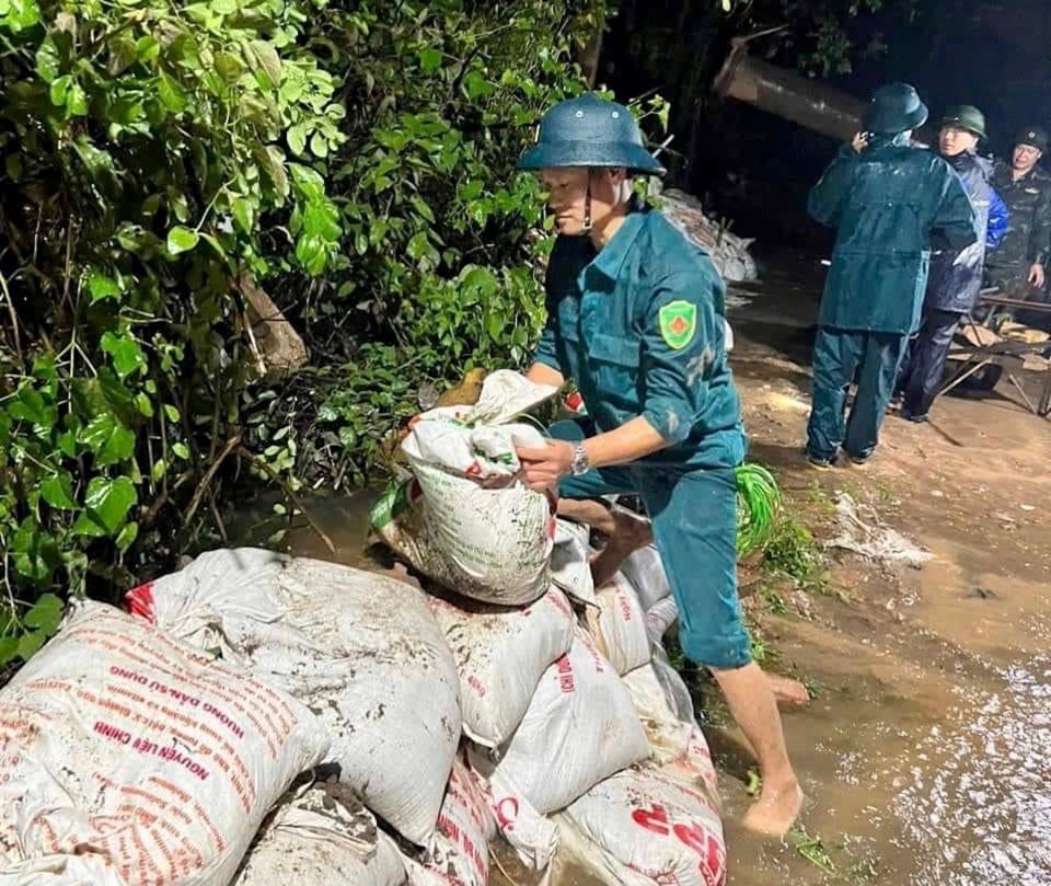 Lực lượng dân quân tích cực tham gia hộ đê sông Tích.