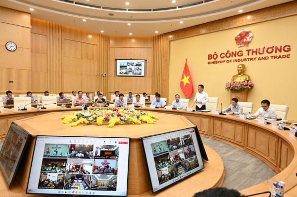 Minister Nguyen Hong Dien held a meeting to direct the implementation of power grid projects.