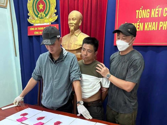 麻薬の違法所持と密売の容疑で2人を逮捕、麻薬3,100錠を押収（写真3）