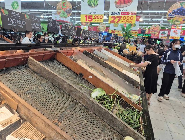 Les étals de viande et de poisson étaient propres, et les étals de légumes ne proposaient que quelques variétés. Photo : Phan Anh