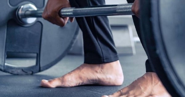 Đi chân trần khi tập gym có gây hại không?