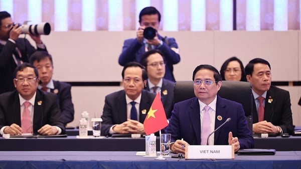 Premierminister Pham Minh Chinh nimmt an der Eröffnungssitzung des Gipfels zur Feier des 50. Jahrestages der Beziehungen zwischen ASEAN und Japan teil.