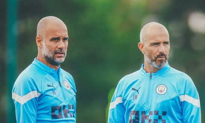 Maresca (à droite) se tient à côté de Guardiola sur le terrain d'entraînement de Manchester City. Photo : Manchester City FC