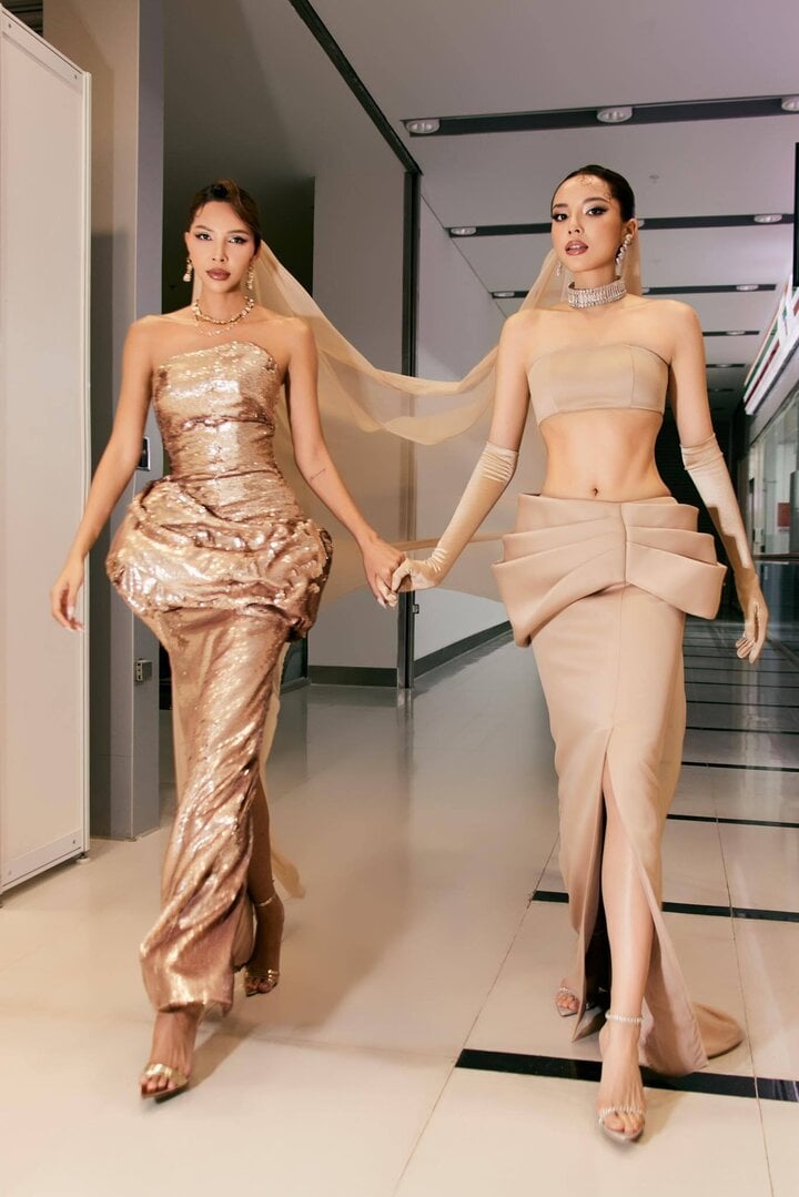 Ky Duyen - Minh Trieu is one of the most famous pairs of close friends in the Vietnamese fashion industry. The two have been together for many years and were once suspected of having a relationship that was more than just friends.