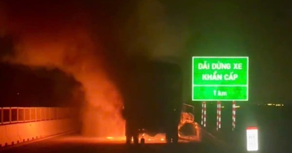 Truck caught fire on Vinh Hao highway