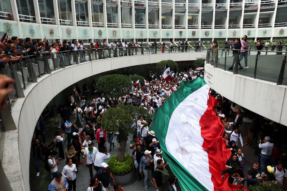 Demonstranten betreten den mexikanischen Senat, um über die Justizreform zu diskutieren, Foto 1