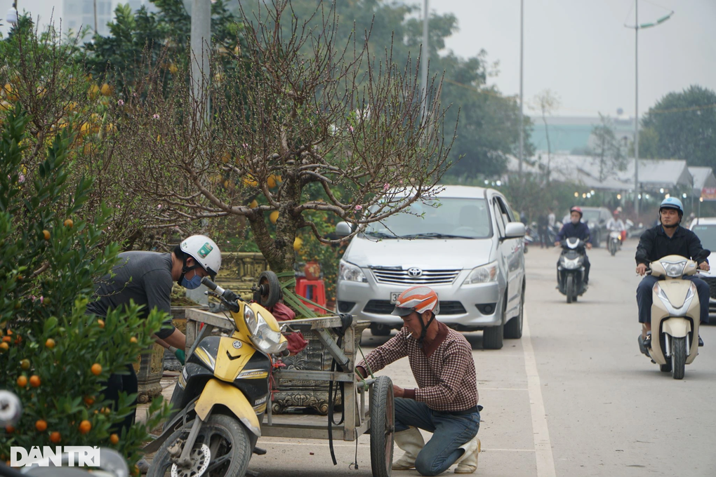 Thợ xây tranh thủ nhận mang xuân về nhà kiếm tiền triệu ngày cận Tết - 1