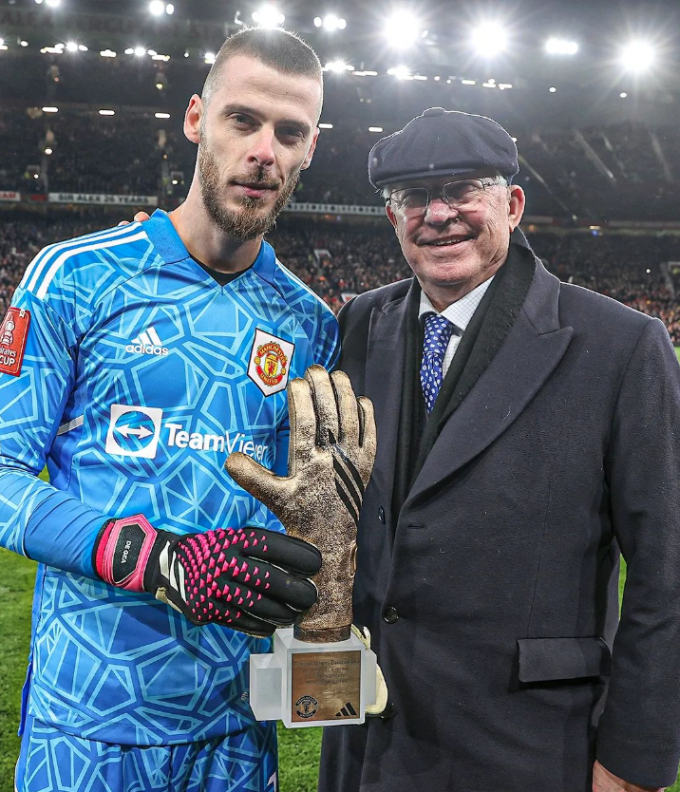 De Gea chụp ảnh cùng cựu HLV huyền thoại Alex Ferguson sau khi giành giải Găng tay Vàng. Ảnh: Sun