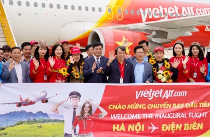 Der stellvertretende Sekretär des Provinzparteikomitees, Vorsitzender des Volkskomitees der Provinz Dien Bien – Herr Le Thanh Do – und der stellvertretende Generaldirektor von Vietjet – Herr Nguyen Duc Thinh – begrüßten die Passagiere auf dem Erstflug Hanoi – Dien Bien. Foto: Quang Nguyen