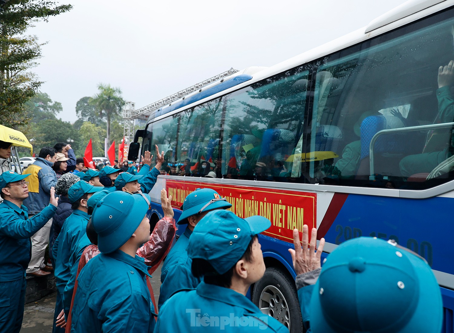 Thanh niên Hà Nội rạng rỡ lên đường nhập ngũ ảnh 17