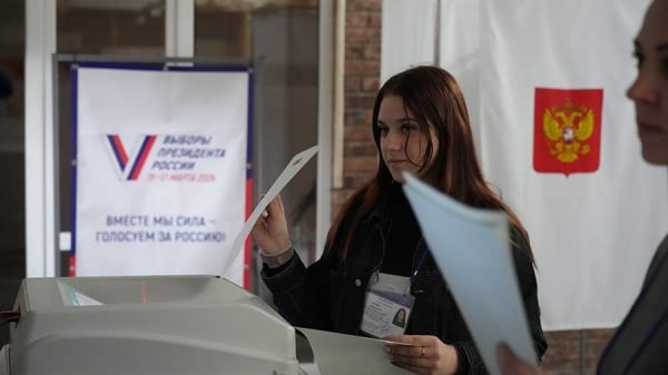 The first polling stations have officially opened.