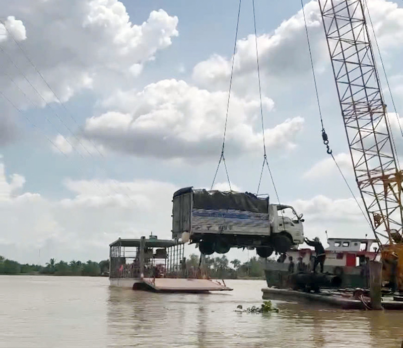 New developments in the case of a truck carrying 3 people plunging from a ferry into the Tien River