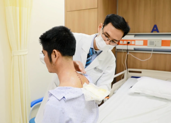 Bác sĩ Anh Khánh kiểm tra tình trạng người bệnh sau phẫu thuật. Ảnh: BVĐK Tâm Anh