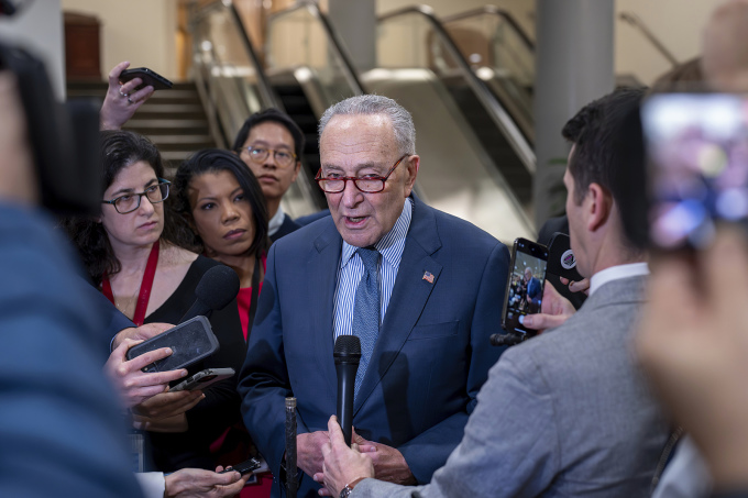 El líder de la mayoría del Senado, Chuck Schumer, habla con los periodistas después de que el proyecto de ley de presupuesto fuera bloqueado el 7 de febrero. Foto: AP