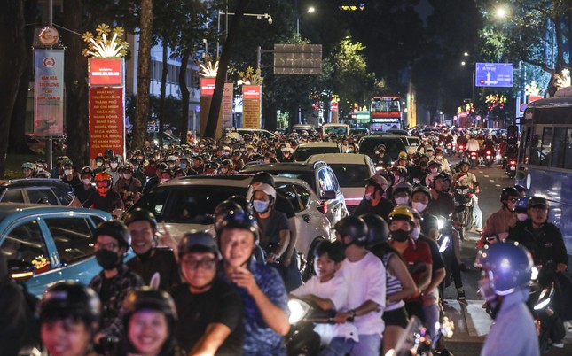 호치민시 크리스마스 이브에 미녀들이 아름다움을 뽐냈다 (사진 10)