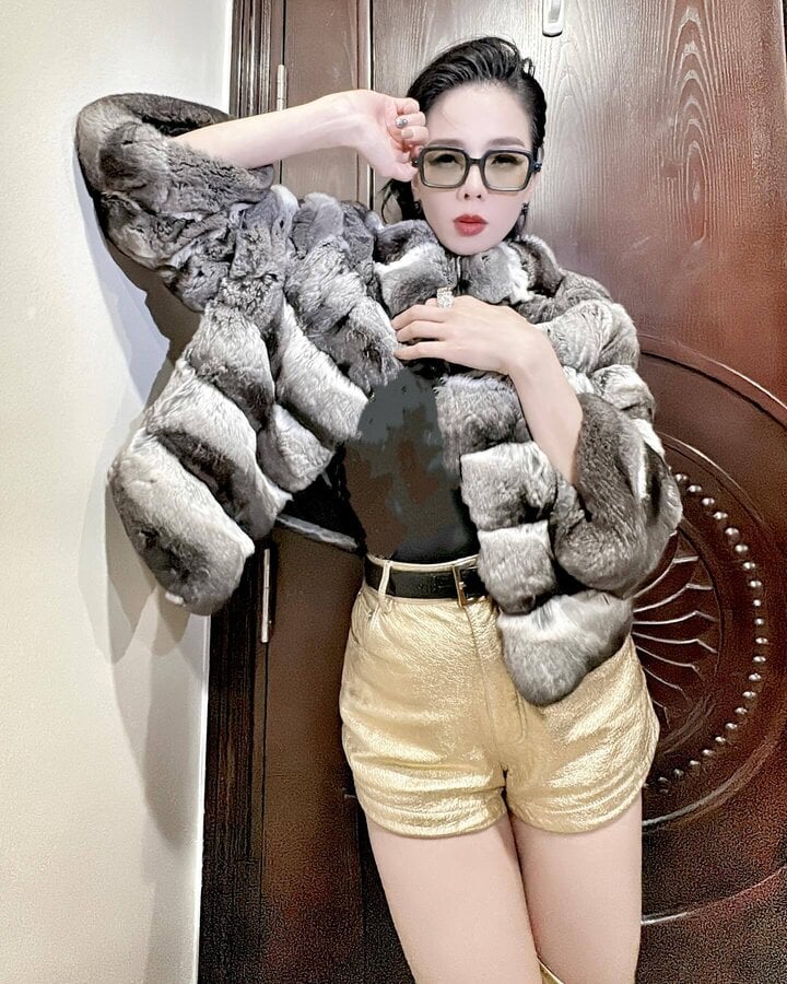 Wearing an expensive fur coat, Le Quyen was still criticized by the audience for not being classy.