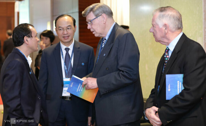 Geotec 2019カンファレンスの傍らで議論する専門家たち。写真：Bao Chi