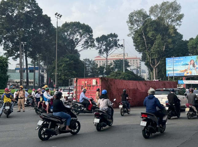 Container truck drops cargo in the middle of intersection in Ho Chi Minh City, causing traffic chaos photo 1