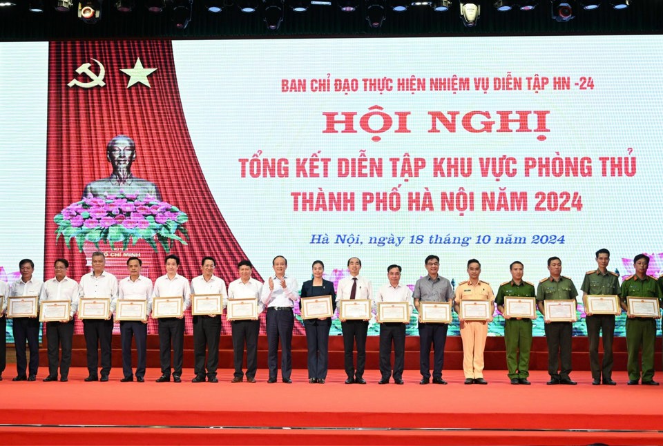 Der Vorsitzende des Volksrats von Hanoi, Nguyen Ngoc Tuan, verlieh Kollektiven und Einzelpersonen Verdiensturkunden.